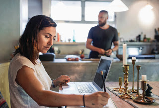 ما هي واجبات الزوجة العاملة تجاه زوجها؟؟