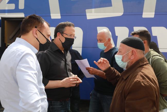 حافلة - يش عتيد- تتجول في البلدات العربية والان في باقة الغربية