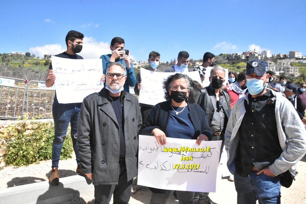 توما سليمان وشحادة في مركز الشرطة للضغط من أجل تحرير معتقلي مظاهرة الجش