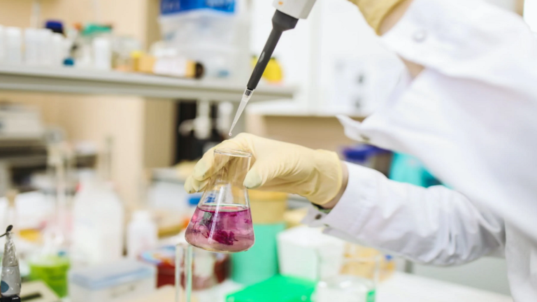 علماء أمريكيون يكتشفون مواد كيميائية في دم الحوامل لم يُبلّغ عنها سابقا لدى البشر!