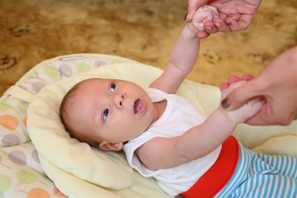 ما هي مخاطر رفع الرضيع من ذراعيه؟