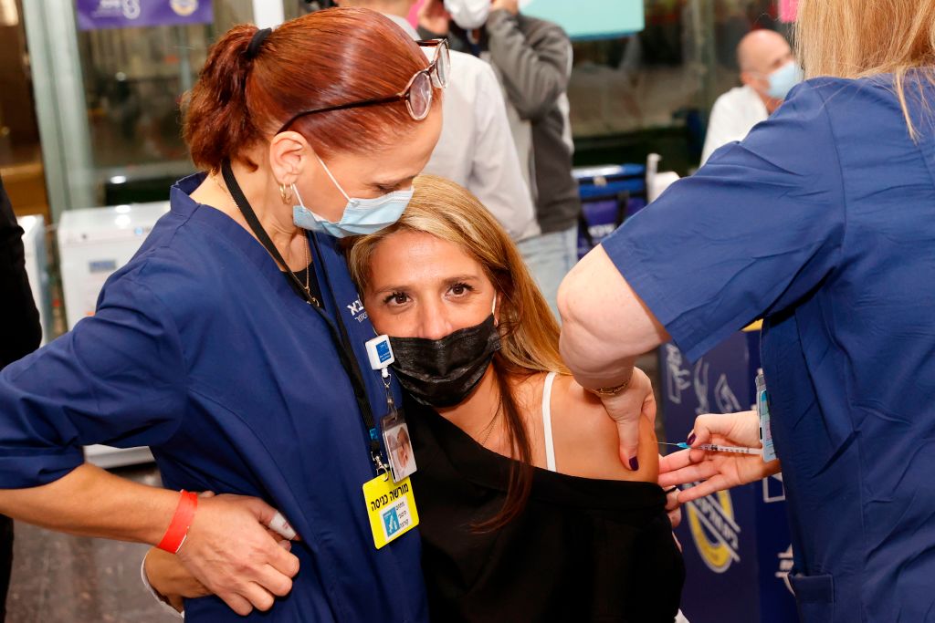 اسرائيل توقع اتفاقا مع شركة فايزر لشراء ملايين جرعات اللقاح لعام 2022