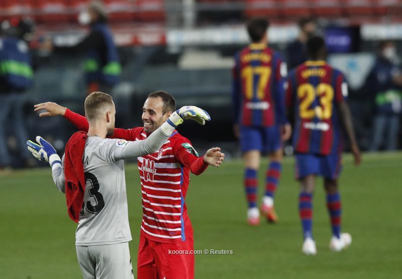 غرناطة يصعق برشلونة ويحرمه من صدارة الليجا