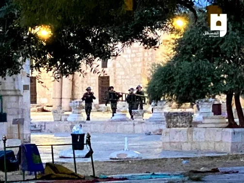 اجواء مشحونة في المسجد الأقصى والشرطة تطلق القنابل باتجاه المصلين في اليوم الاخير من رمضان