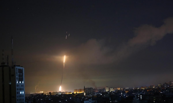 غارات كثيفة على غزة ومظاهرات ليلية في الضفة الغربية