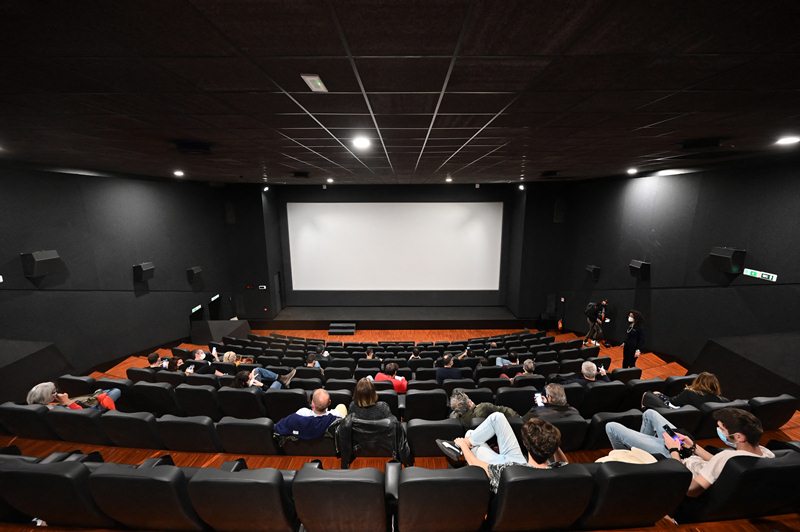 بعد إغلاق استمر 16 شهرًا بسبب الكورونا - اعادة فتح دور السينما في البلاد