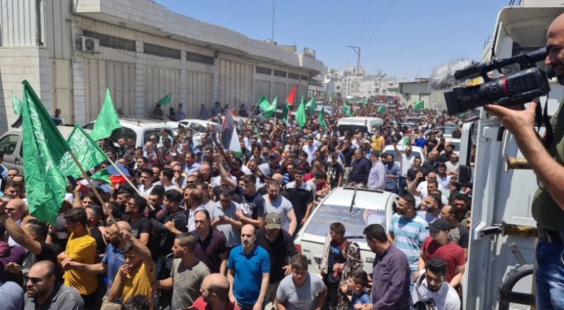 فلسطينيون في ساحة الاقصى: ابو مازن يا جاسوس...ارحل