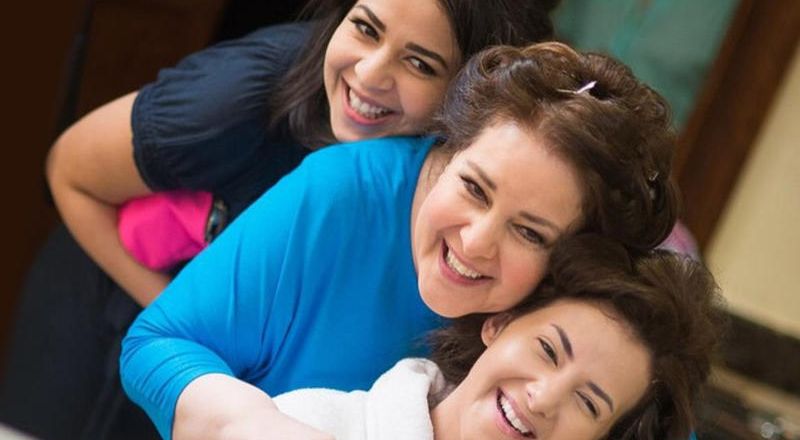 إيمي سمير غانم تثير قلق جمهورها: أمي تعبانة ادعو لها كثير