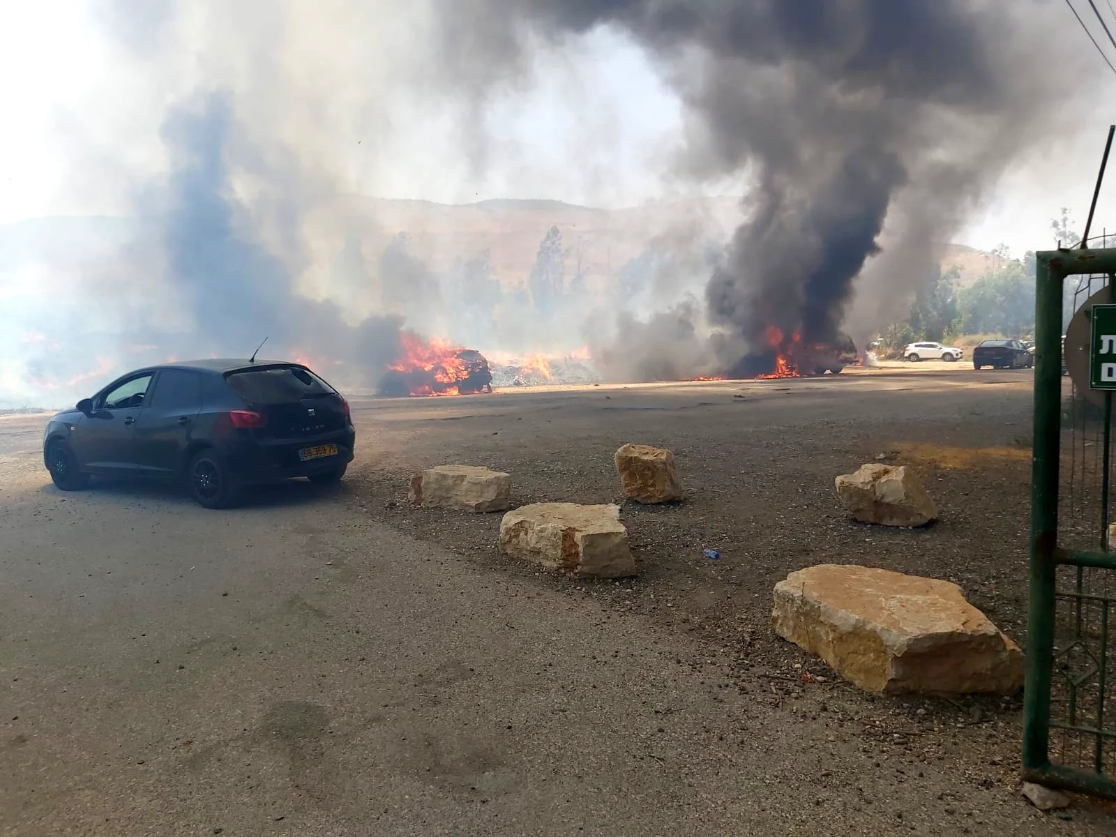 حريق هائل يهدد منتجع الساخنة: اشتعال النيران بسيارات وسط صراخ وهلع المستجمين
