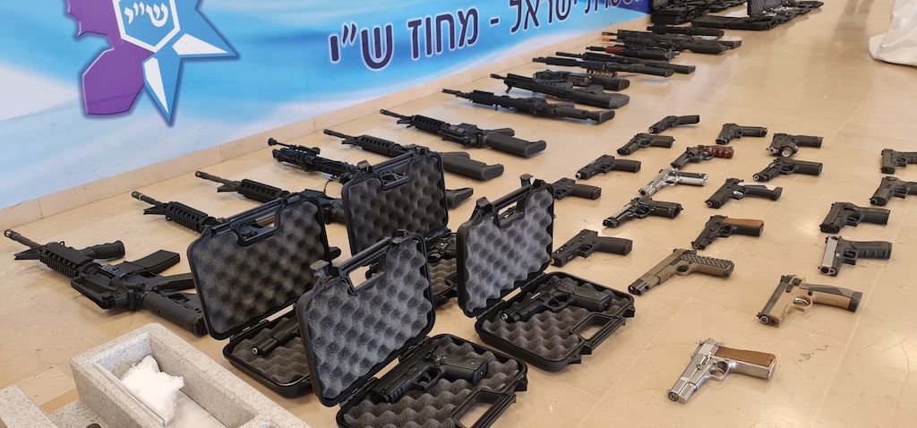 اعتقال 17 مشتبها من الشمال والمركز والضفة بتصنيع الأسلحة والتجارة بها