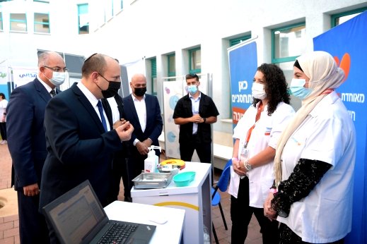 نفتالي بينيت يزور الطيبة ويطلع على سير التطعيمات في مركز مدرسة النجاح