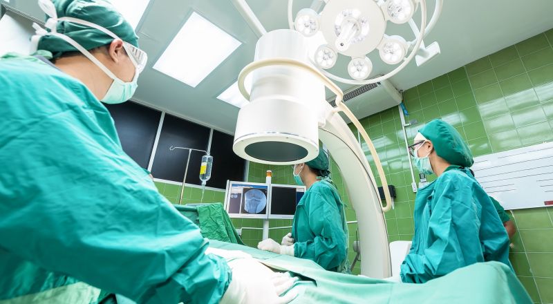 المستشفيات تستصرخ: نقص اجهزة الأكمو، وخطورة محدقة بمرضى الكورونا فوق جيل 65 عامًا