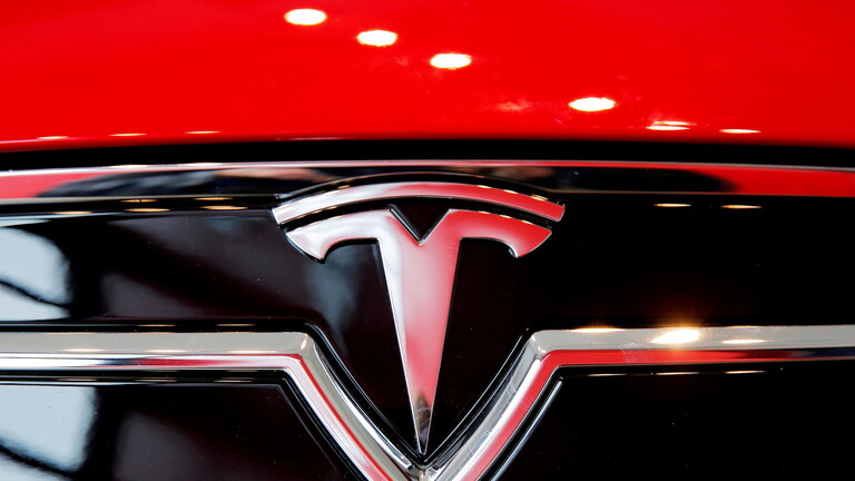 سيارة  تسلا  تخوض تجرية  غوص  (فيديو)