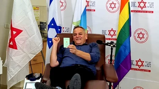 بعد رفع القيود عن المثليين وزير الصحة هوروفيتس يتبرع بدمه لأول مرة لبنك الدم