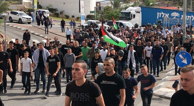 الفحماويون يتظاهرون أمام مركز الشرطة احتجاجًا على التقاعس في وجه الجريمة!