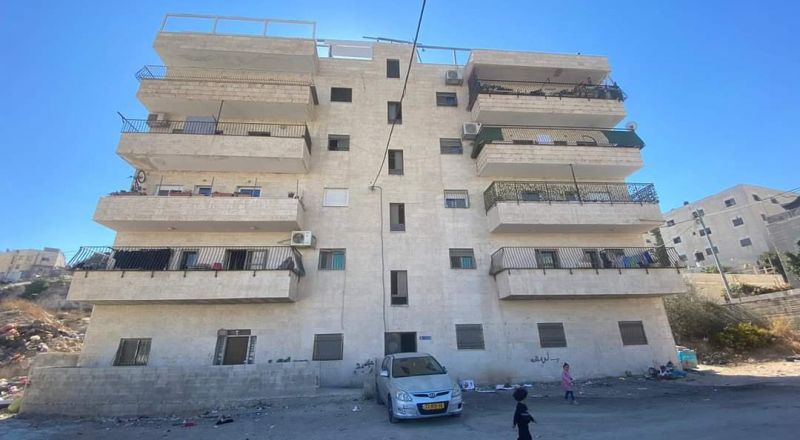 عائلات مقدسية تُفرغ منازلها تمهيدا لهدمها بضغط من البلدية