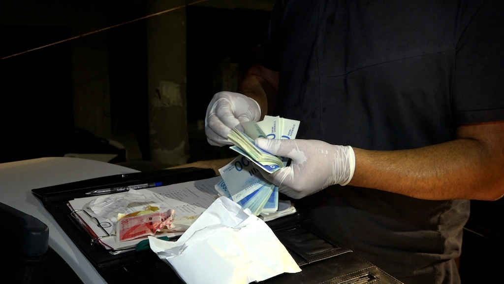 خلال شهر: مصادرة أكثر من 3 مليون شيكل و33 سيارة وضبط أكثر من 50 قطعة سلاح في البلدات العربية