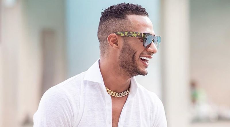 بسبب خلع ملابسه محمد رمضان في ورطة