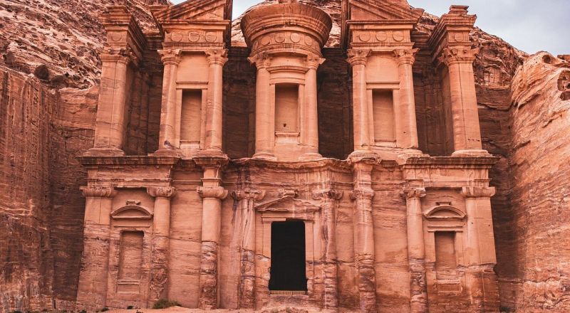 2.1 مليار دولار عائدات السياحة الأردنية في 10 أشهر