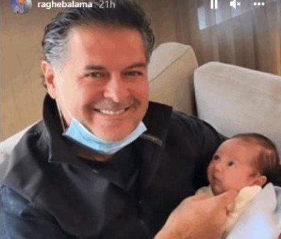 هل أصبح جداً.. ظهور راغب علامة وهو يحتضن طفل رضيع