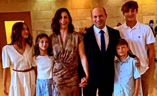 بعد توصيته للمواطنين بعدم السفر| زوجة رئيس الوزراء بينيت وأولاده يغادرون البلاد لرحلة استجمامية