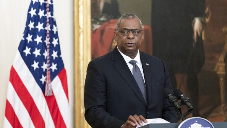 وزير الدفاع الأمريكي يعد بحماية أوكرانيا من (الاتحاد السوفيتي)