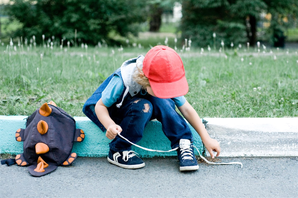 اطفال جبلنا- ما هو العمر الأنسب لتعليم الطفل ربط حذائه؟