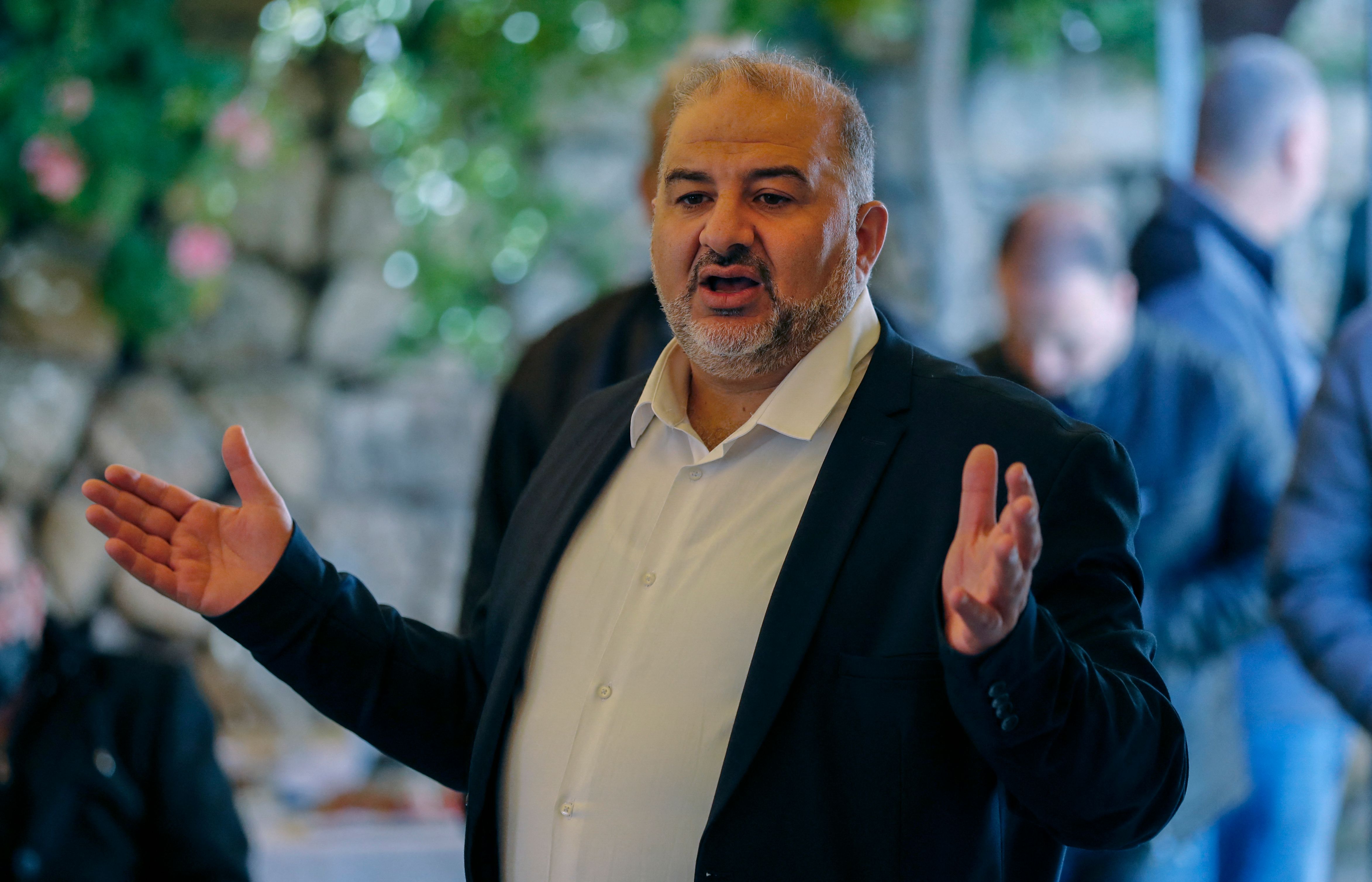 منصور عباس يصوت بالخطأ مع اقتراح طرحته المعارضة ويتسبب بخسارة الإئتلاف