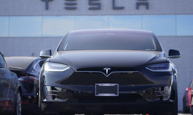 تيسلا  تبيع مليون سيّارة في 2021