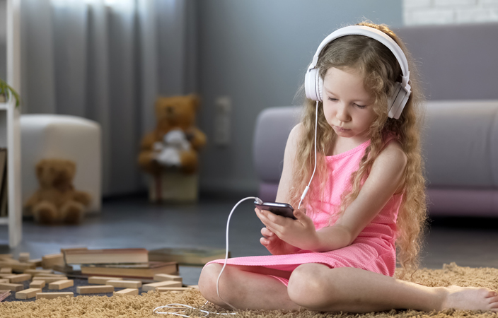 اطفال جبلنا- سماعات الرأس تؤثر على حاسة السمع لدى طفلك