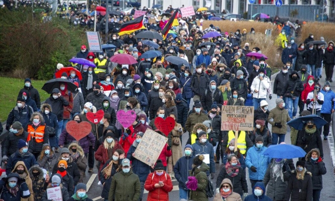 كورونا عالميا: الإصابات تتضاعف واحتجاجات ضد إلزامية التطعيم