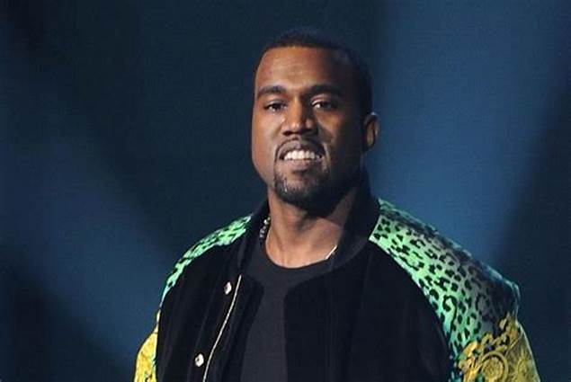 كانيي ويست يعتدي بالضرب حتى الإغماء على معجب طلب منه توقيع