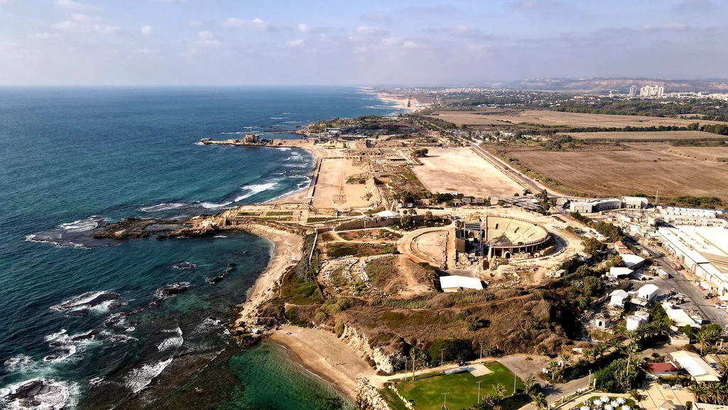 هارتس تكشف وجود مقبرة جماعية لفلسطينيين على شاطئ قيسارية قتلوا إبّان حرب 1948