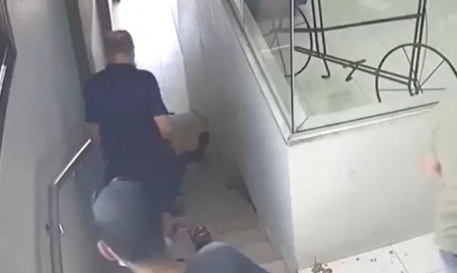 فضيحة للشرطة؟! اللواء حكروش مرّ بساحة جريمة قتل ولم يلتفت إلى المصاب حتى!-فيديو