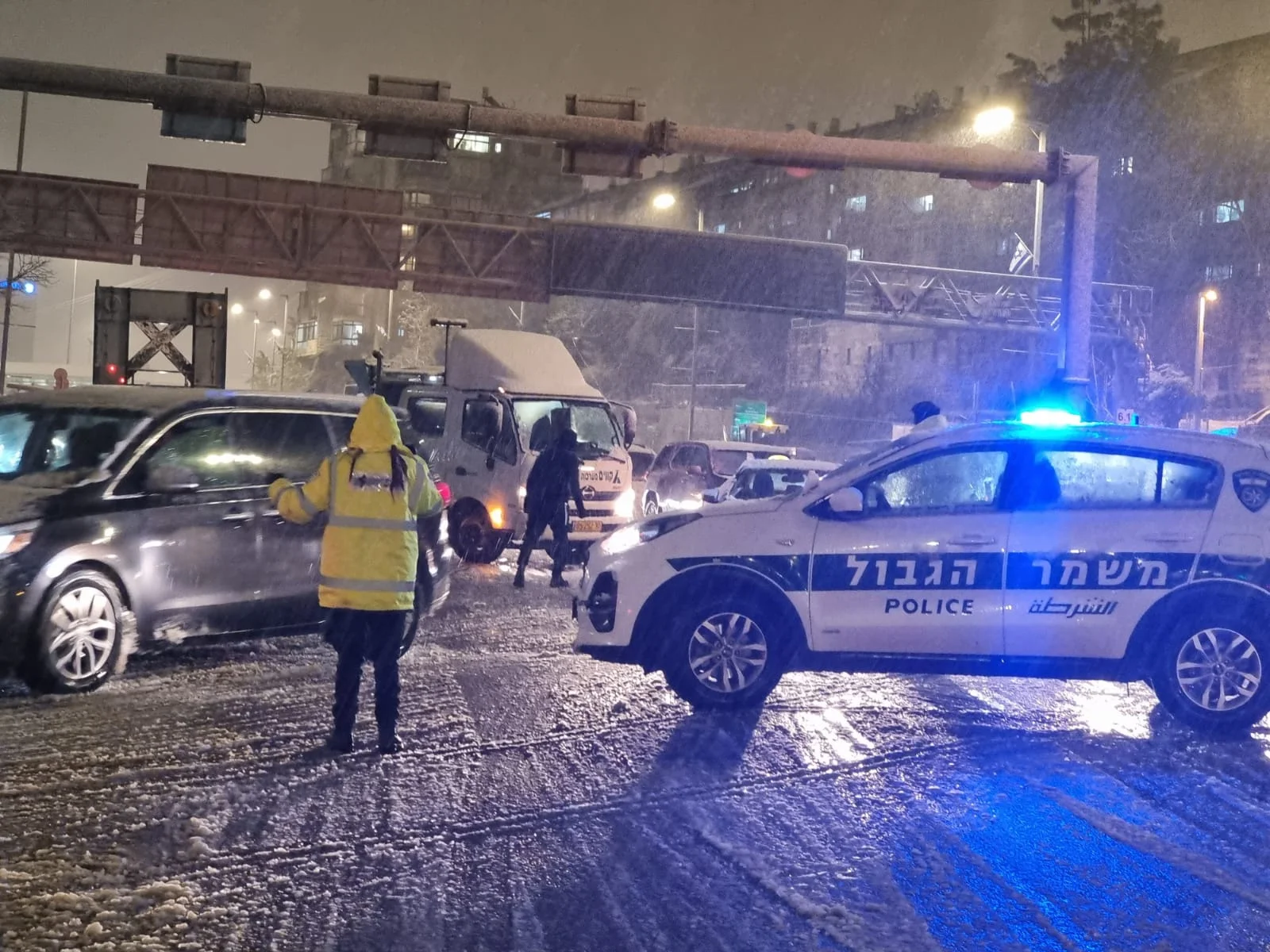 العاصفة تستمرّ: اغلاق عدد من الشوارع في أنحاء البلاد والشرطة تناشد المواطنين توخي الحذر