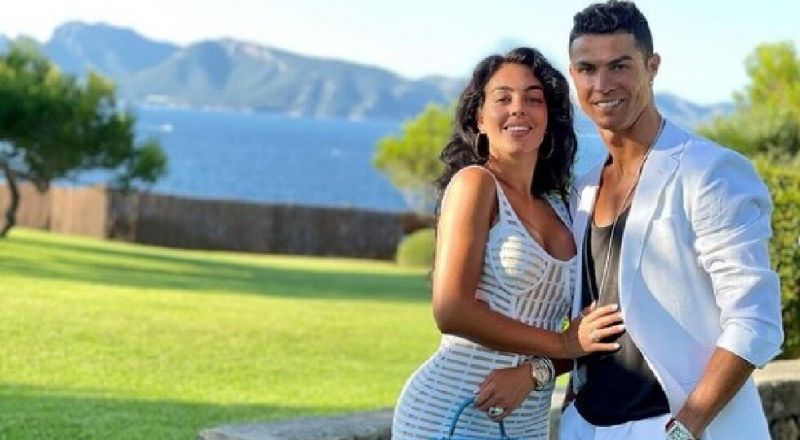 جورجينا تروي كيف قلب رونالدو حياتها: انتقلت من بيع الملابس الفاخرة إلى ارتدائها على السجادة الحمراء