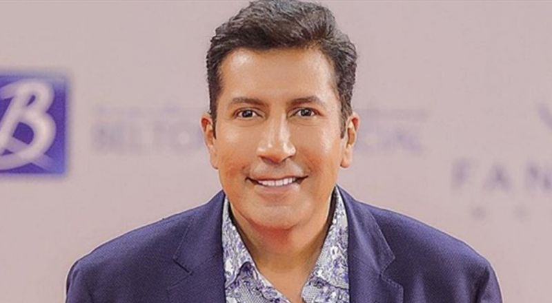 بعد تداول صورته بملابس نسائية... كيف ردّ هاني رمزي؟