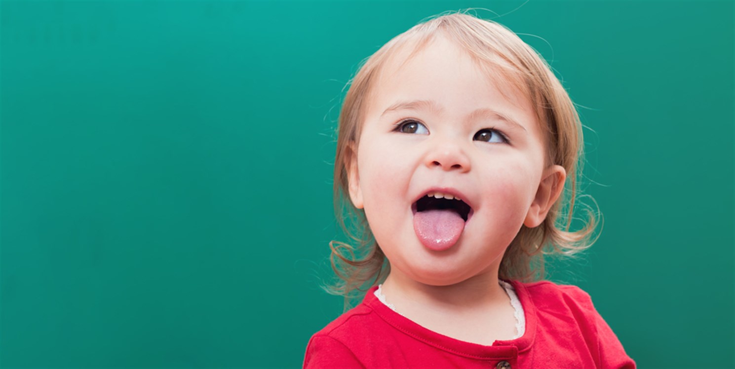 اطفال جبلنا- لهذه الأسباب لا تهملوا تنظيف لسان طفلكم!