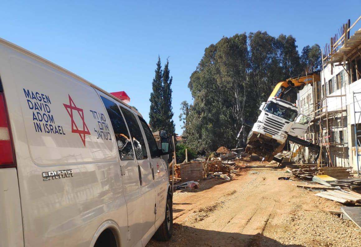 مصرع عامل سقط عليه جسم ثقيل بورشة بناء في برديس حنا - التحقيق مع سائق الشاحنة ومشتبهين