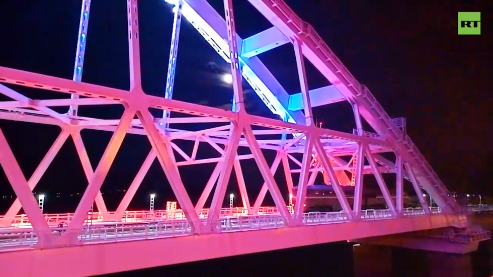 الدفاع الروسية: معدات وآليات عسكرية عبرت جسر القرم عائدة بعد انتهاء التدريبات