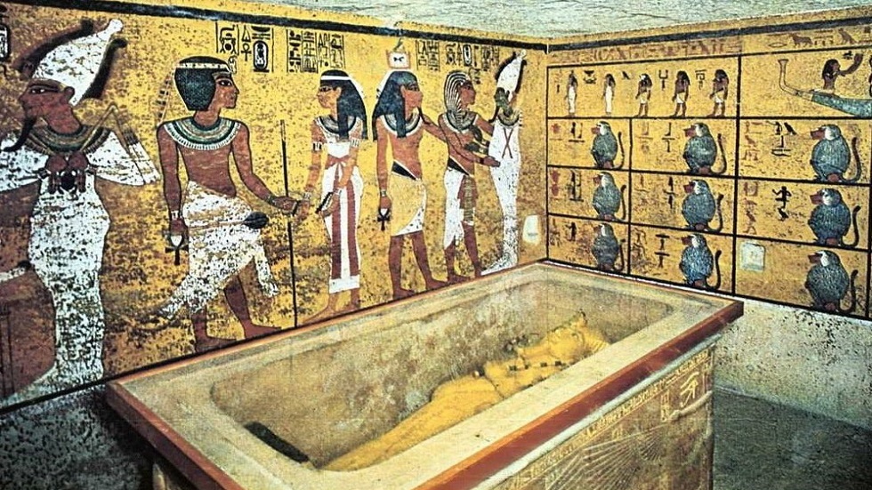 اللورد كارتر يكتشف قبر توت عنخ آمون وينجو من لعنة  الفرعون