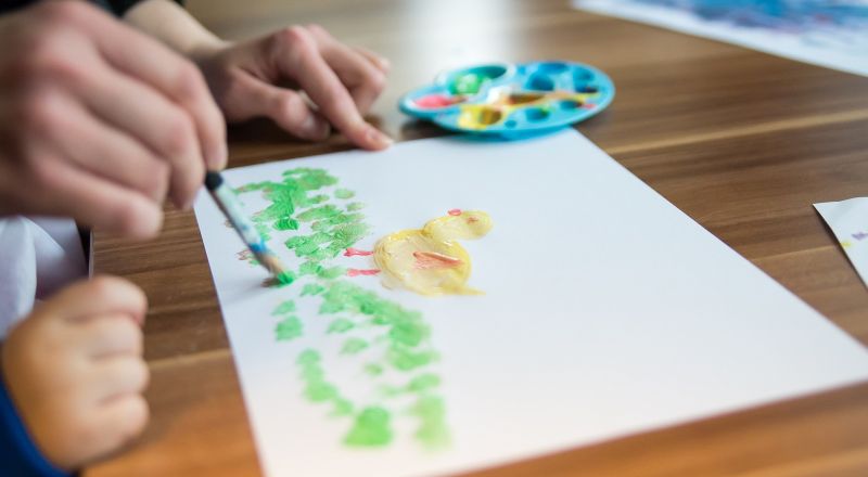 نتف شعر وركل ورمي على الفراش..هكذا تعاملت مساعدة ومديرة حضانة من المركز مع الأطفال