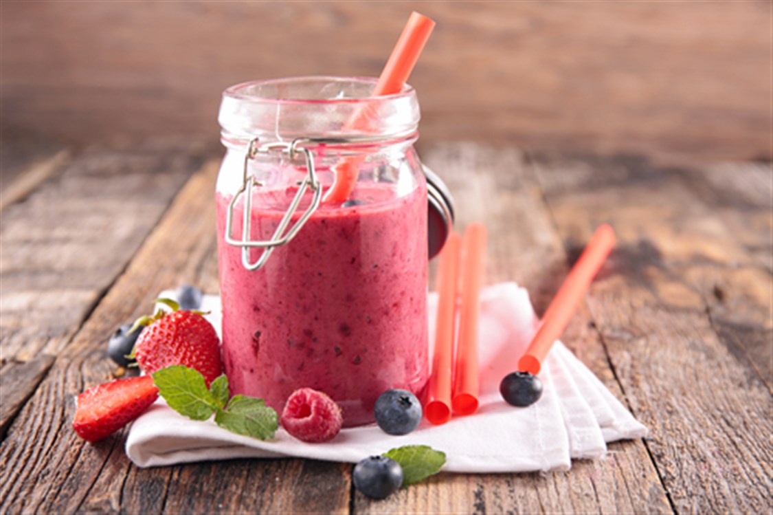 كوب من عصير التوت مع الفراولة منعش ويوفر لكم الكثير من الفوائد!