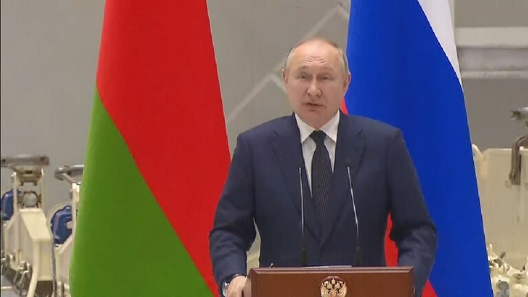 بوتين يشيد بقوات بلاده وزيلينسكي يحذر من استعمال أسلحة كيميائية