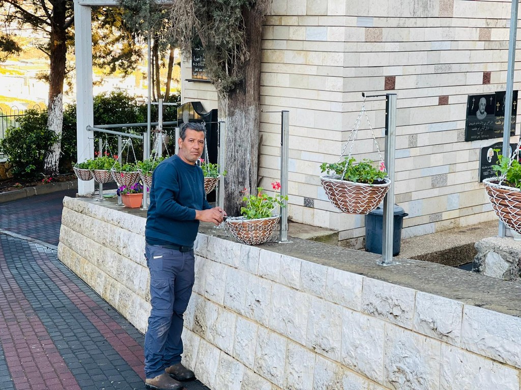 حسام شناتي من أصحاب مزرعة الخيول في ترشيحا- اعمال الخير لا تُفرق بين دين واخر