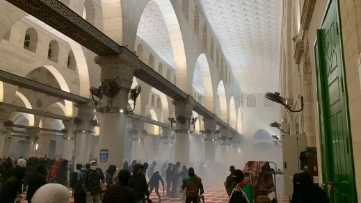 الشرطة تعتلي أسطح المسجد الأقصى لتفريق المصلين| عشرات الإصابات في الحرم واعتداءات على نساء