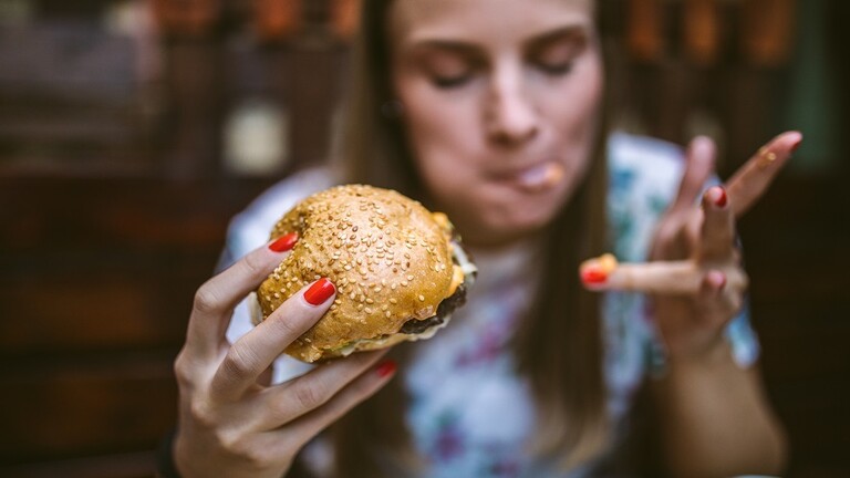 الأكل العاطفي .. ما هو وكيف يمكن التغلب عليه؟