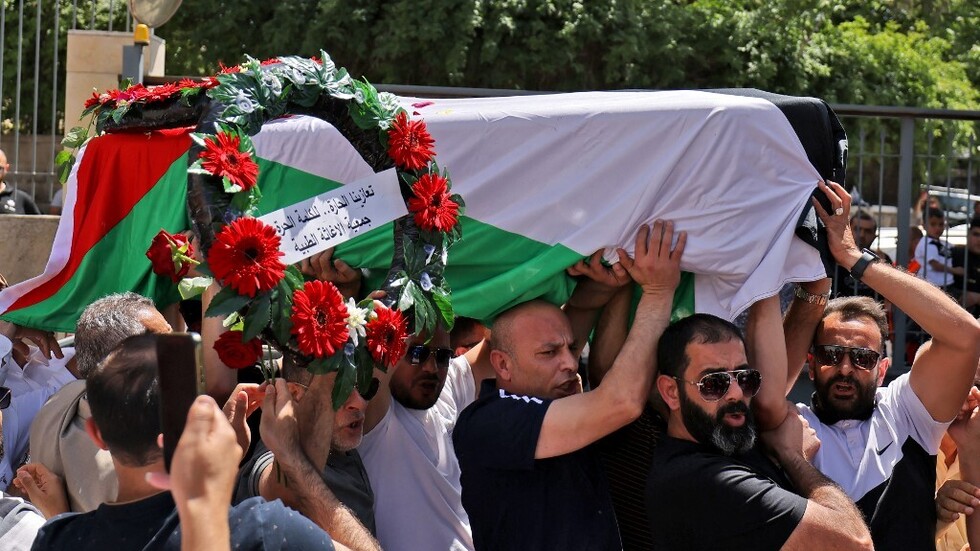 الجيش الإسرائيلي يهاجم موكب تشييع جثمان الصحفية الفلسطينية شيرين أبو عاقلة