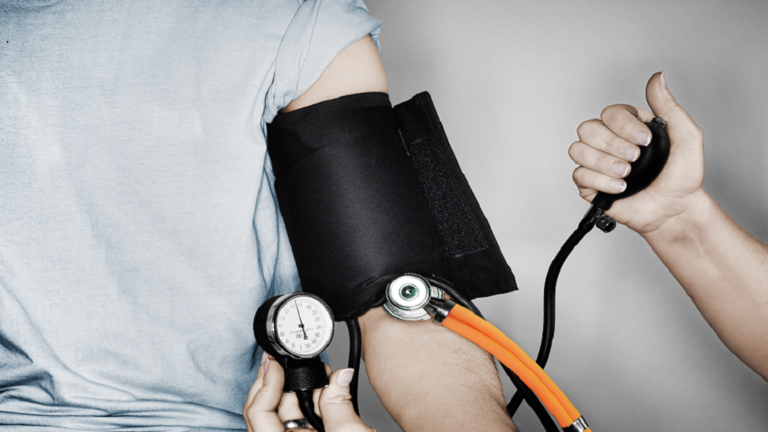 مشروب أحمر دافئ يخفض  ضغط الدم مثل الأدوية!