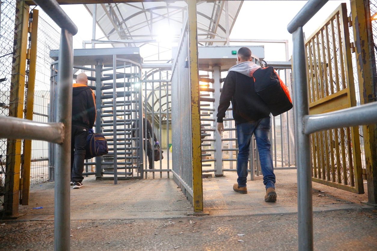 الحكومة الإسرائيلية تصادق على زيادة عدد تصاريح العمّال الفلسطينيّين في فروع الصناعة والخدمات